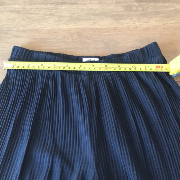 Aritzia Wilfred, high rise pinch pleated pants, wide leg, black, XS - Picture 5 of 8